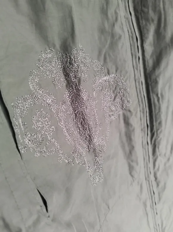 Dünne Frühlingsjacke mit Stickerei
