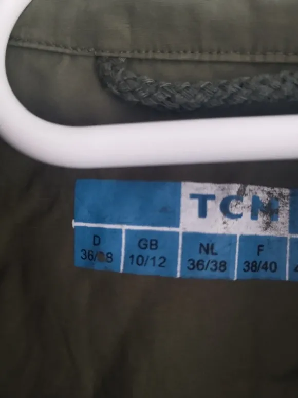 Dünne Frühlingsjacke mit Stickerei