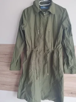 Dünne Frühlingsjacke mit Stickerei