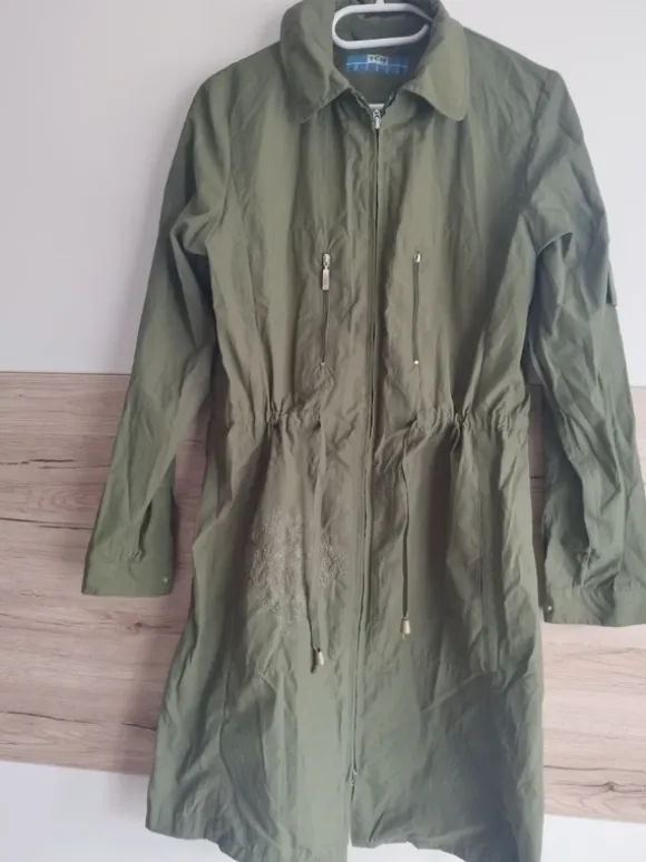 Dünne Frühlingsjacke mit Stickerei