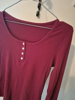 Dünner Pullover mit Zierknöpfen