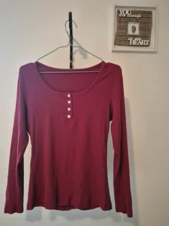 Dünner Pullover mit Zierknöpfen