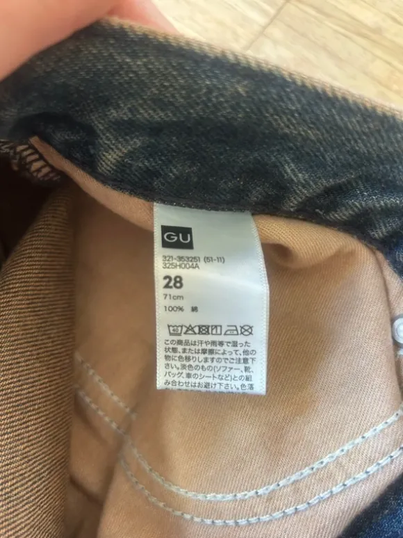 Dunkelblaue Jeans mit grauen Akzenten (Mann)