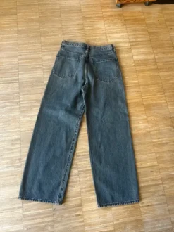 Dunkelblaue Jeans mit grauen Akzenten (Mann)
