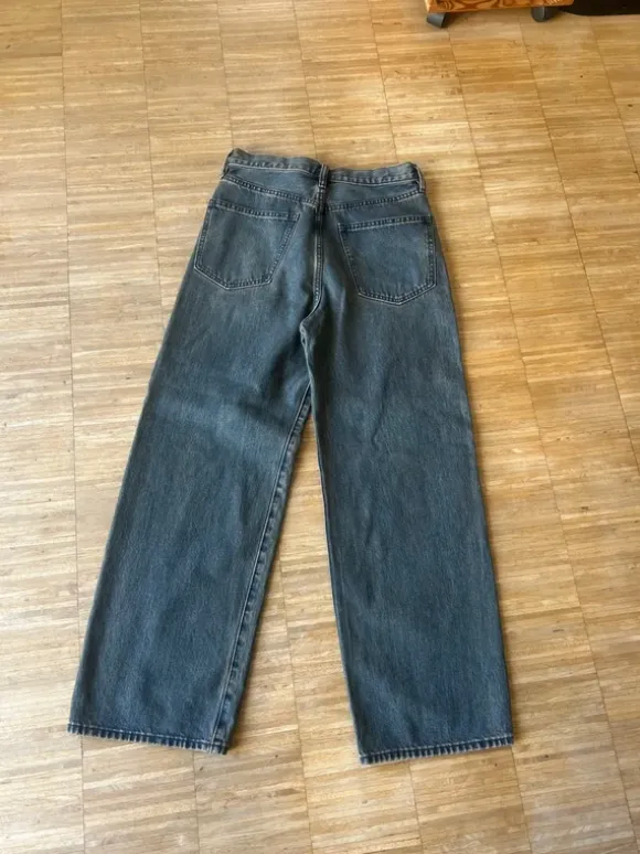 Dunkelblaue Jeans mit grauen Akzenten (Mann)