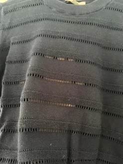 Dunkelblauer Pulli mit Lochmuster
