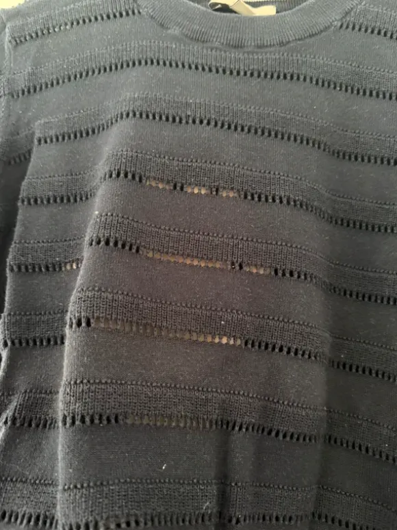 Dunkelblauer Pulli mit Lochmuster