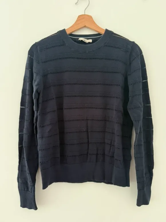 Dunkelblauer Pulli mit Lochmuster