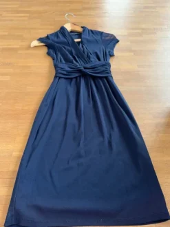 Dunkelblaues festliches kurzes Kleid bis zum Knie mit Tüllstoff gr. XS