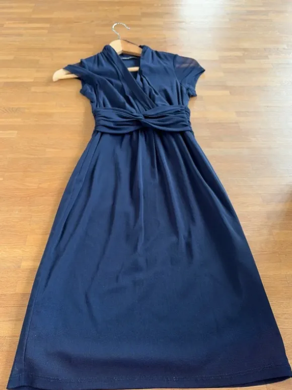 Dunkelblaues festliches kurzes Kleid bis zum Knie mit Tüllstoff gr. XS