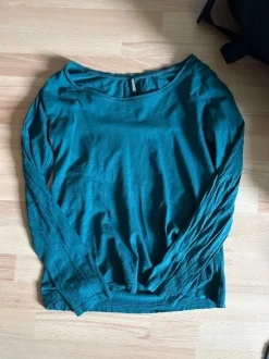 Dunkelgrünen Langarmshirt