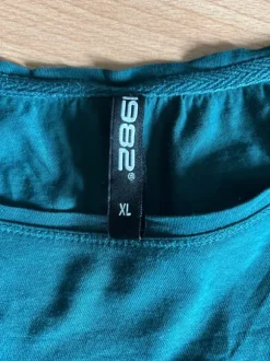 Dunkelgrünen Langarmshirt