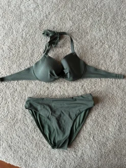 dunkelgrüner bikini