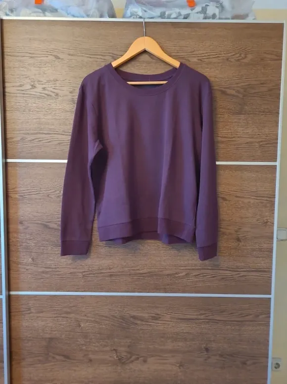 Dunkellilaner Pullover
