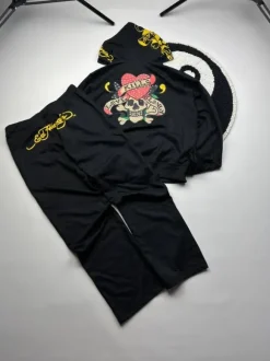 Ed Hardy Trainingsanzug im Y2K-Stil mit einem "Love Kills Slowly"