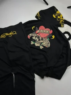 Ed Hardy Trainingsanzug im Y2K-Stil mit einem