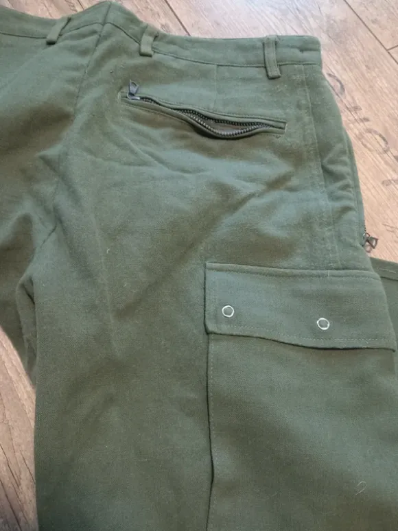 Eine alte Polizei Hose in gröse m