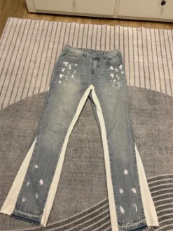 Eine flared Jeans