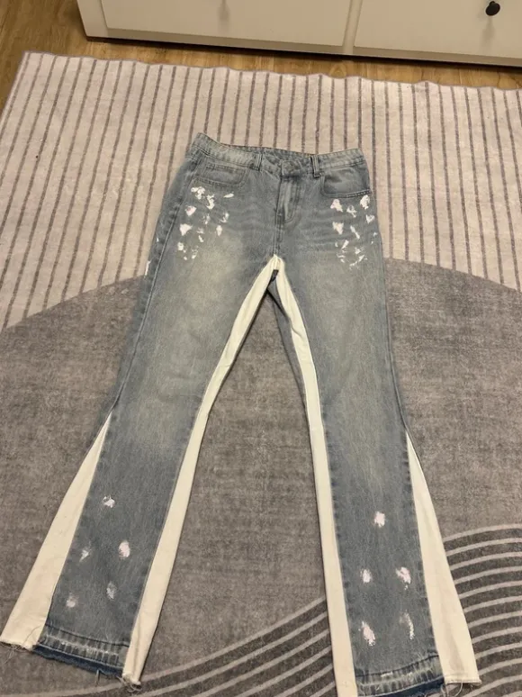 Eine flared Jeans