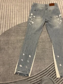 Eine flared Jeans