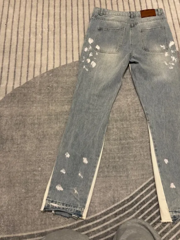 Eine flared Jeans