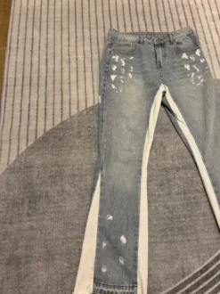 Eine flared Jeans