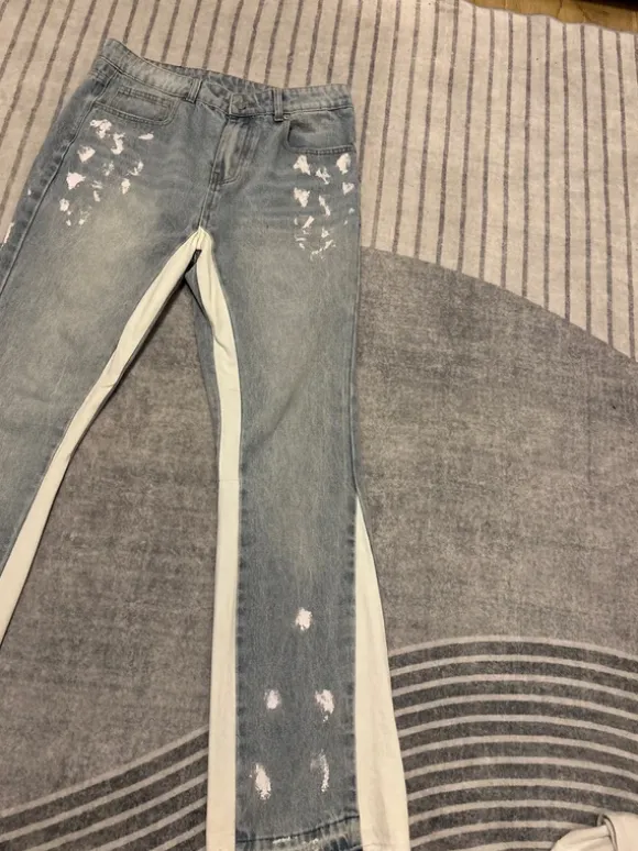 Eine flared Jeans