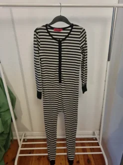 Einteiler Pyjama schwarz grau gestreift