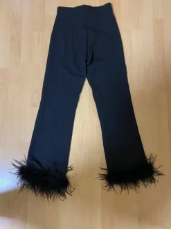 Elegante Hose unten gefiedert