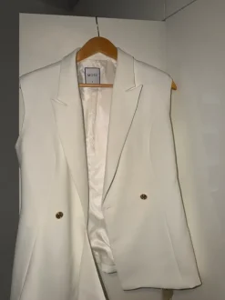 Elegante weiße Weste von MOTF