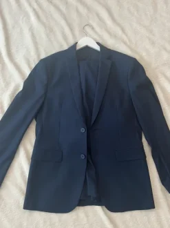 Eleganter dunkelblauer Anzug von Steffen Klein – Größe 48