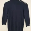 Eleganter Feinstrickpullover mit Zierknöpfen