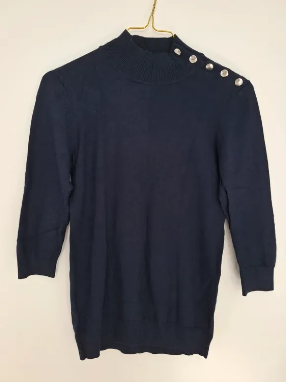 Eleganter Feinstrickpullover mit Zierknöpfen