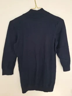 Eleganter Feinstrickpullover mit Zierknöpfen