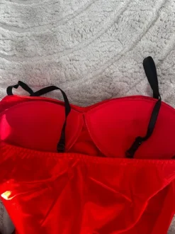 Elegantes Burlesque-/Showgirl-Kostüm in Rot-Schwarz – mit Hut & Armstulpen – Größe XL