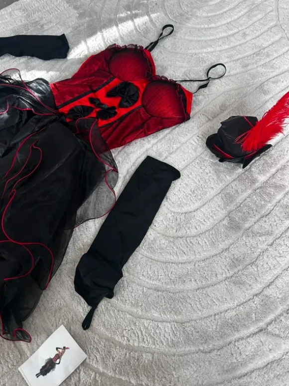 Elegantes Burlesque-/Showgirl-Kostüm in Rot-Schwarz – mit Hut & Armstulpen – Größe XL