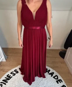 Elegantes rotes Abend-/Ballkleid