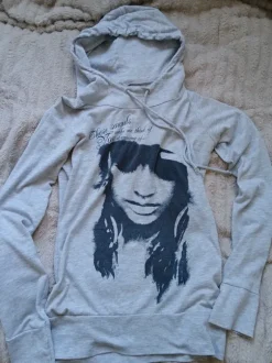 Enganliegender Hoodie mit schickem Aufdruck