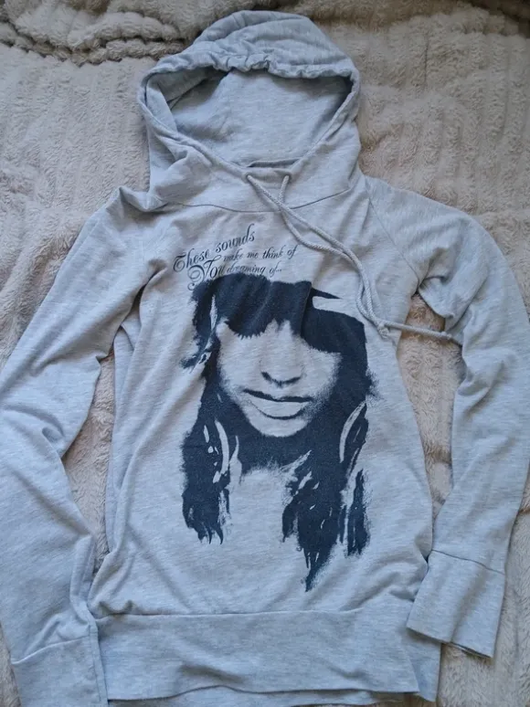 Enganliegender Hoodie mit schickem Aufdruck