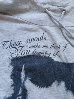 Enganliegender Hoodie mit schickem Aufdruck