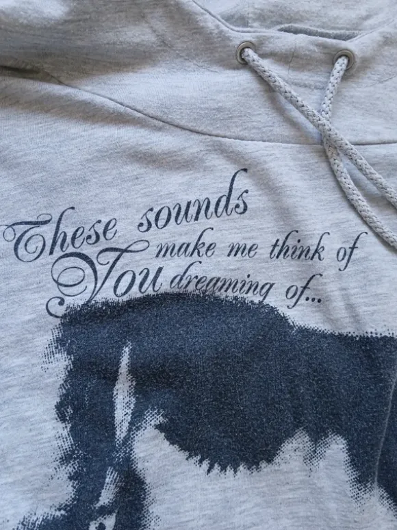 Enganliegender Hoodie mit schickem Aufdruck