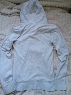 Enganliegender Hoodie mit schickem Aufdruck