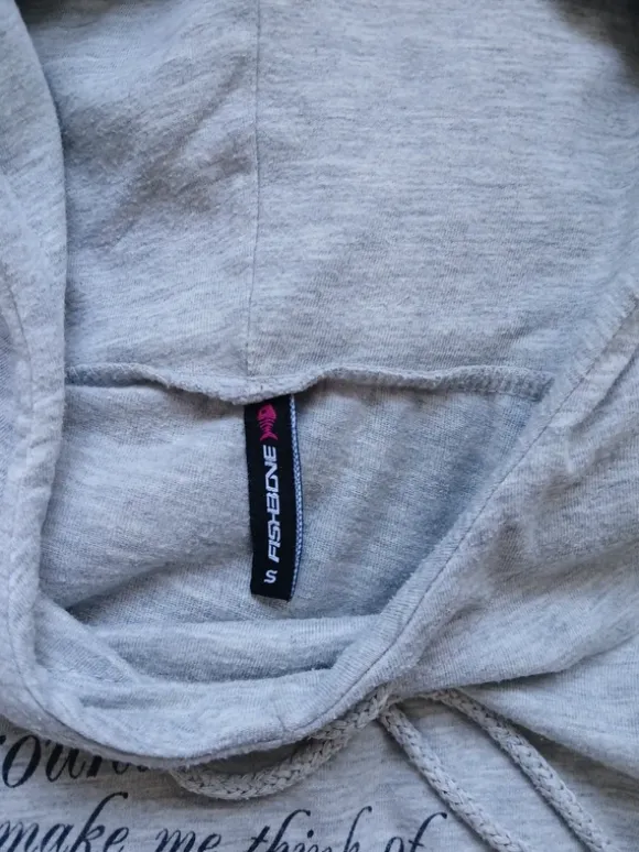 Enganliegender Hoodie mit schickem Aufdruck