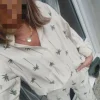 Ensemble chemise et pantalon beige et palmier vert