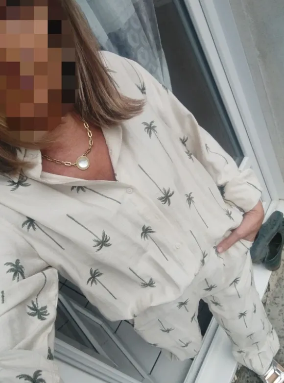 Ensemble chemise et pantalon beige et palmier vert