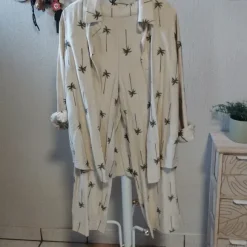 Ensemble chemise et pantalon beige et palmier vert