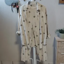 Ensemble chemise et pantalon beige et palmier vert
