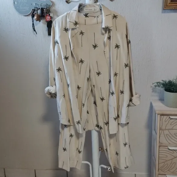 Ensemble chemise et pantalon beige et palmier vert