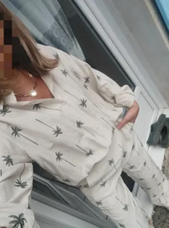 Ensemble chemise et pantalon beige et palmier vert
