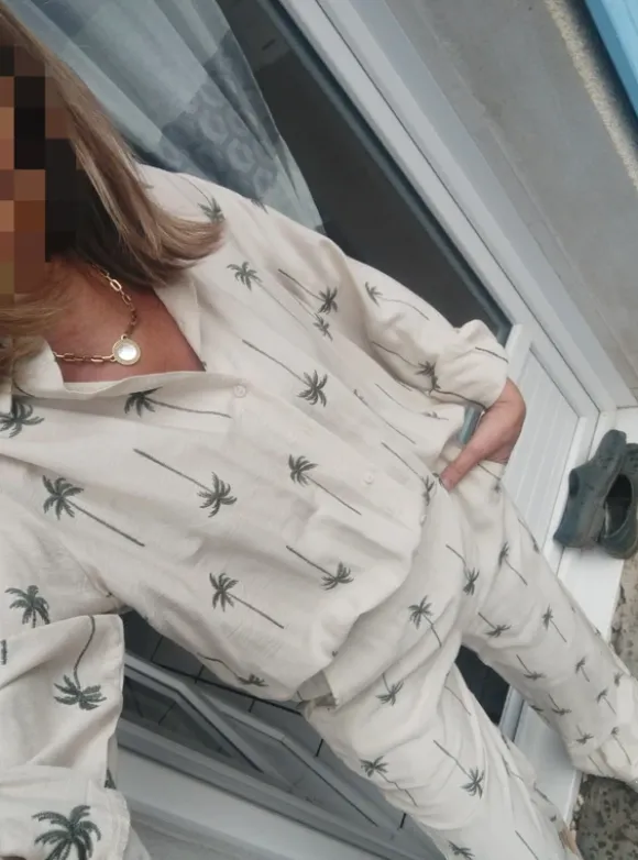Ensemble chemise et pantalon beige et palmier vert
